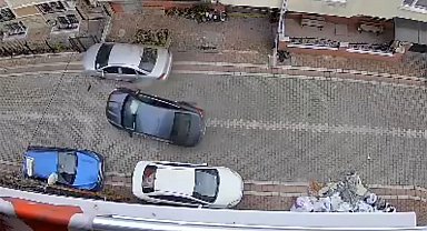Esenyurt'ta sokak arasında hızla dönen araç park halindeki araca çarptı