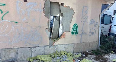 Eski hastane deposunun duvarını kırıp içeri girdiler, güvenlik kamerasını boyadılar