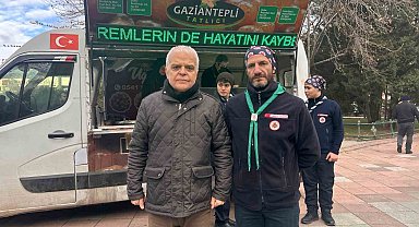 Eskişehir'de depremde hayatını kaybeden vatandaşlar için farklı yerlerde lokma dağıtıldı