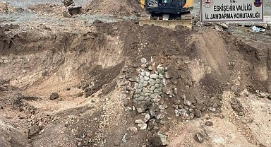 Eskişehir'de kaçak kazı yaparken suçüstü yakalanan 2 kişi tutuklandı