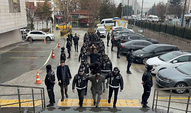 Eskişehir'de tefecilik suçundan mahkeme sevk edilen şüphelilerin 4'ü tutuklandı