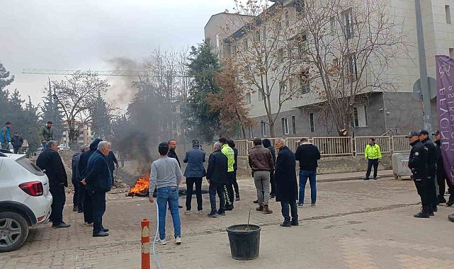 Esnaflar daralan yol için eylem yaptı
