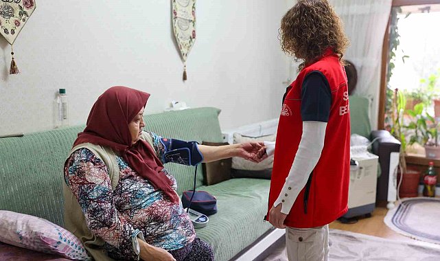 Evde yaşlı bakım hizmeti yüzlerde tebessüm olmayı sürdürüyor