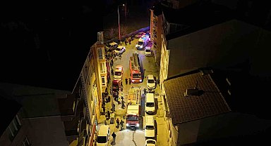 Evdeki kanepeyi yaktı, 2 kişi dumandan etkilendi