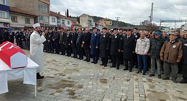 Evinde yanarak hayatını kaybeden Kıbrıs gazisi askeri törenle defnedildi