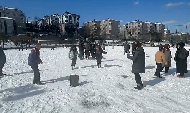 Eyüpsultan beyaza büründü: Çocuklar kar topu ile anneleri oyun havasıyla eğlendi