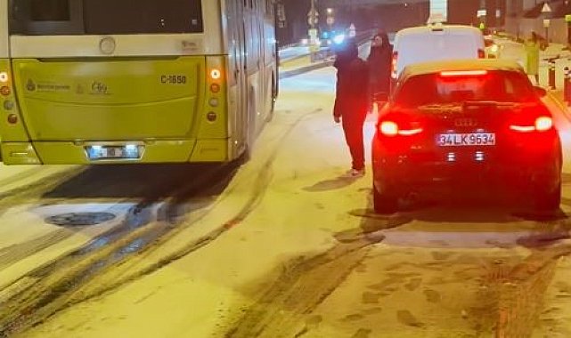 Eyüpsultan'da karlı havada otomobiller kaza yaptı, İETT otobüsü yolda kaldı