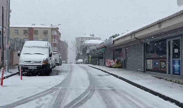 Eyüpsultan'da lapa lapa kar yağışı
