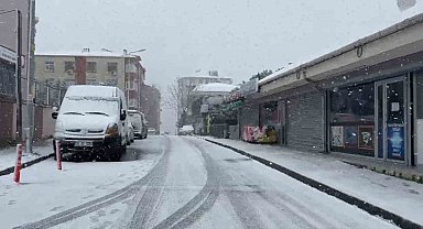 Eyüpsultan'da lapa lapa kar yağışı