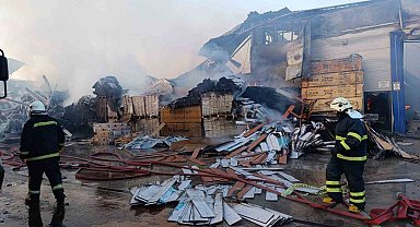 Fabrika yangınına eksi 5 derecede yapılan müdahalede su sıkılan bazı yerler buz tuttu