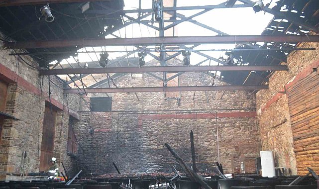 Festivalin final gecesinden çıkan yangın 2 tarihi binayı küle çevirdi