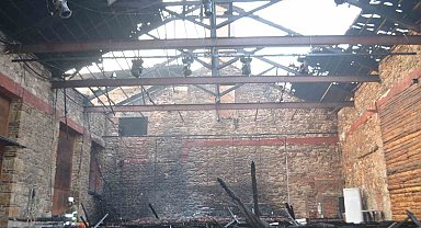 Festivalin final gecesinden çıkan yangın 2 tarihi binayı küle çevirdi