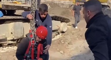 Fore kazık kuyusuna düşen kedi itfaiye ekipleri tarafından kurtarıldı