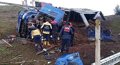 Freni boşalan tır şarampole uçtu: Araçta sıkışan yaralı sürücüyü itfaiye kurtardı