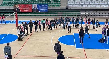 Futsal finalinde kazanan ve kaybeden takımlar halayda buluştu