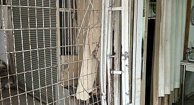 Gaz ile freni karıştırınca, çöp kamyoneti iş yerinin duvarına çarptı