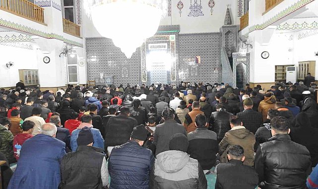 Gaziantep'te ilk teravih namazında camiler doldu