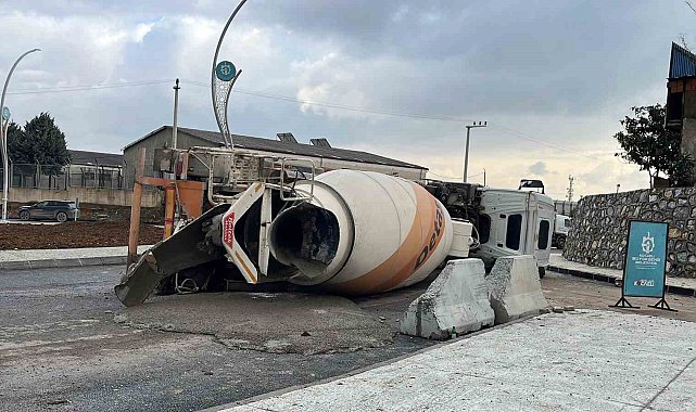 Gebze'de devrilen beton mikserin sürücüsü kazayı yara almadan atlattı