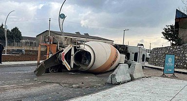 Gebze'de devrilen beton mikserin sürücüsü kazayı yara almadan atlattı