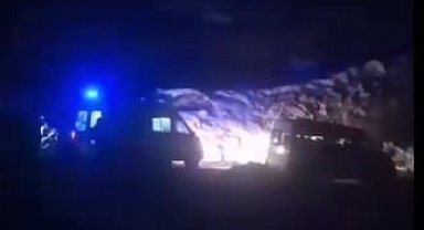 Gece rahatsızlanan hastayı kızakla ambulansa taşıdılar