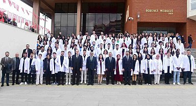 Geleceğin eczacı adayları düzenlenen törenle beyaz önlüklerini giydi