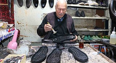 Gelişen teknolojiye rağmen 65 yıldır elde kundura imalatı ve onarımı yapıyor