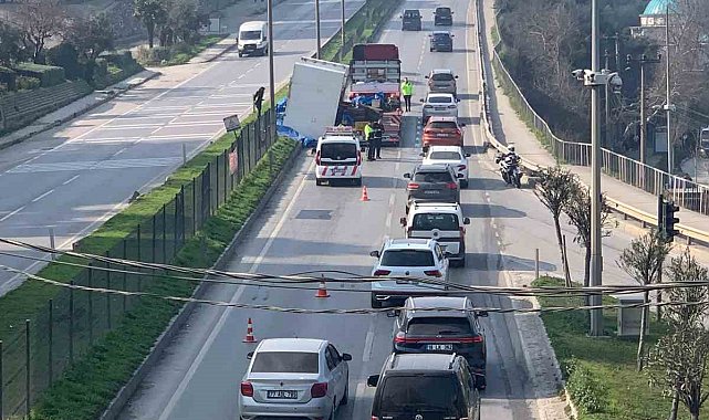 Gemlik'te tırın üzerindeki makine yola devrildi