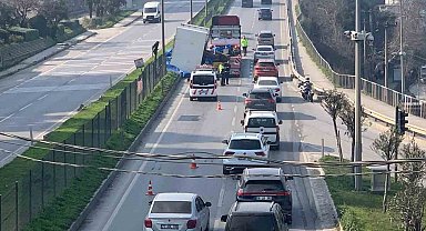 Gemlik'te tırın üzerindeki makine yola devrildi
