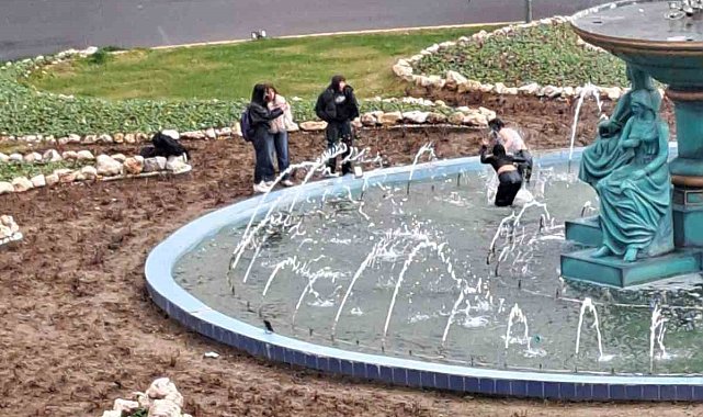 Genç kızlar dondurucu soğukta süs havuzuna atladı