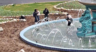 Genç kızlar dondurucu soğukta süs havuzuna atladı