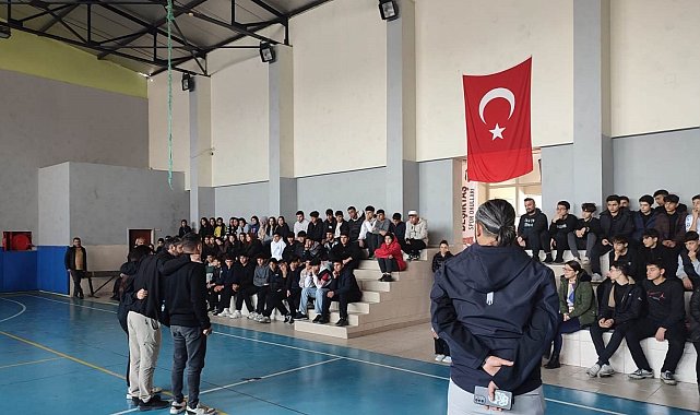Gençler, terörizm ve güvenlik konusunda bilgilendiriliyor