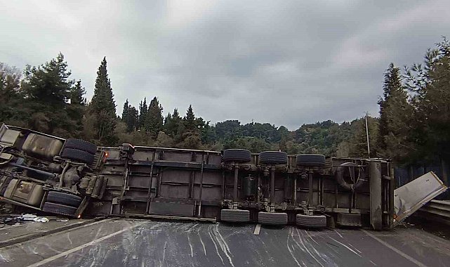 Gölcük'te devrilen tır yolu kapattı: 1 yaralı