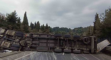 Gölcük'te devrilen tır yolu kapattı: 1 yaralı