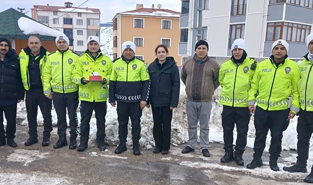 Görevdeki polise eksi 15 derecede doğum günü sürprizi
