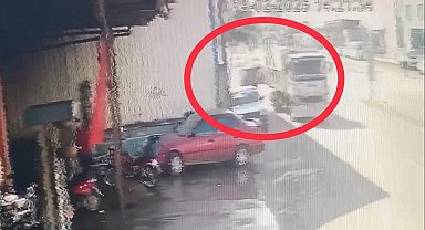 Görünmez kaza kamerada: 3 çocuk yaralandı 2 araç hasar gördü