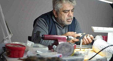 Gramı dolar üzerinden işlem gören kehribarı 20 metrekare atölyesinde özenle işliyor