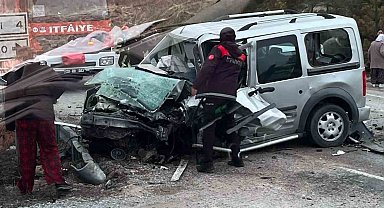 Hafif ticari araç ile otomobil kafa kafaya çarpıştı: 2 ölü, 4 yaralı