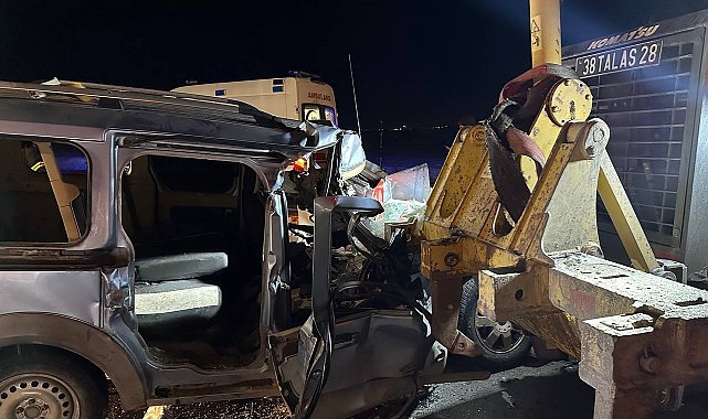 Hafif ticari araç iş makinesine çarptı: 1'i ağır 2 yaralı