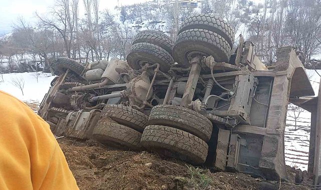 Hafriyat kamyonu şarampole devrildi: 1 yaralı