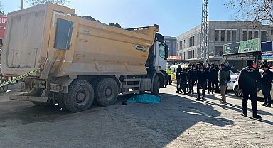 Hafriyat kamyonunun altında kalan yaşlı vatandaş can verdi
