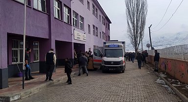 Hakkari'de 34 öğrenci gıda zehirlenmesi şüphesiyle hastaneye kaldırıldı