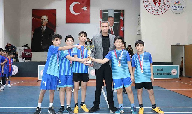 Hakkari'de badminton müsabakaları yapıldı