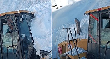 Hakkari'de iş makinesinin üzerine çığ düştü: Operatör yara almadan kurtuldu
