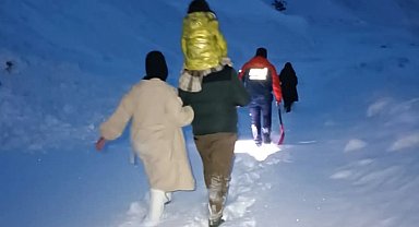 Hakkari'de kara saplanan araçtaki 5 kişi AFAD tarafından kurtarıldı