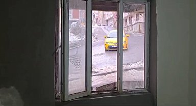 Hakkari'de park halindeki araç yokuş aşağı kayarak evin duvarını yıktı