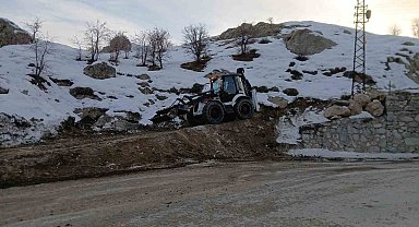 Hakkari'de PMT ekipleri soğuk havaya aldırış etmeden çalışmalarını sürdürüyor