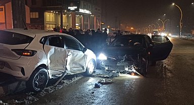 Hakkari'de zincirleme kaza: 3 yaralı
