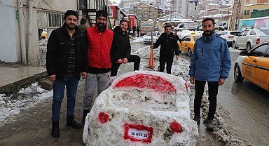 Hakkarili esnaf kardan araba yaptı