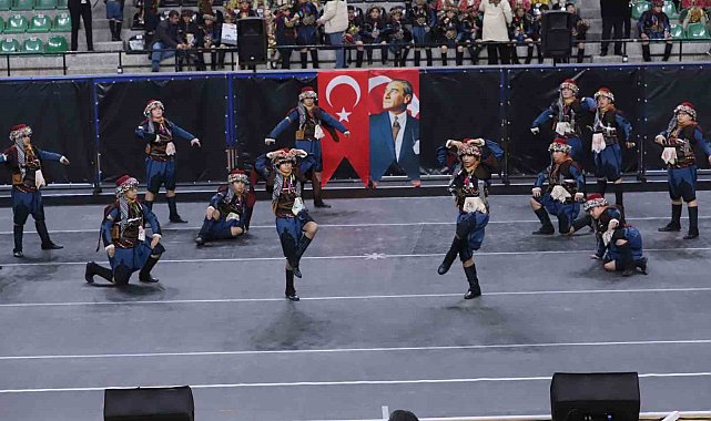 Halk oyunları şöleni izleyenleri büyüledi