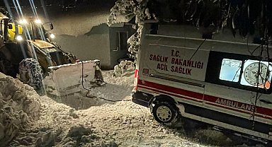 Hareket edemeyen ambulansın yardımına iş makinesi yetişti